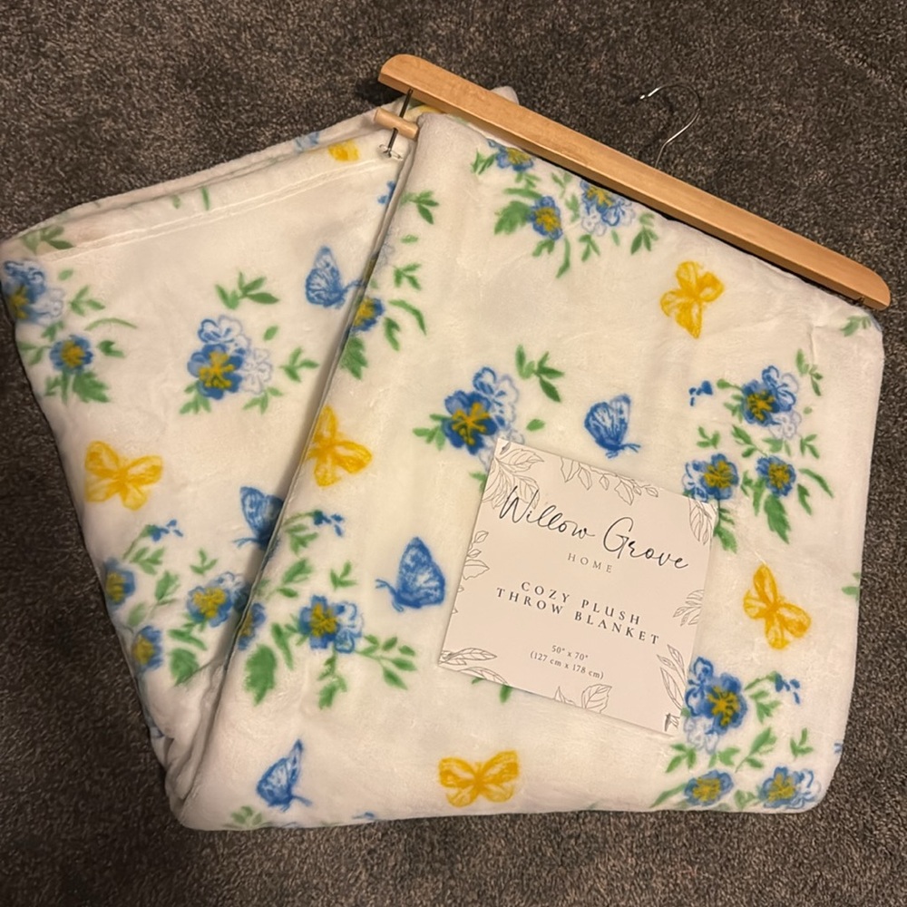 Willow Grove Cozy Plush Throw Blanket - Floral